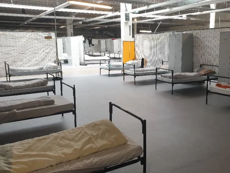 Eine Unterkunft f&uuml;r Wohnungslose, in der zahlreiche Betten stehen.